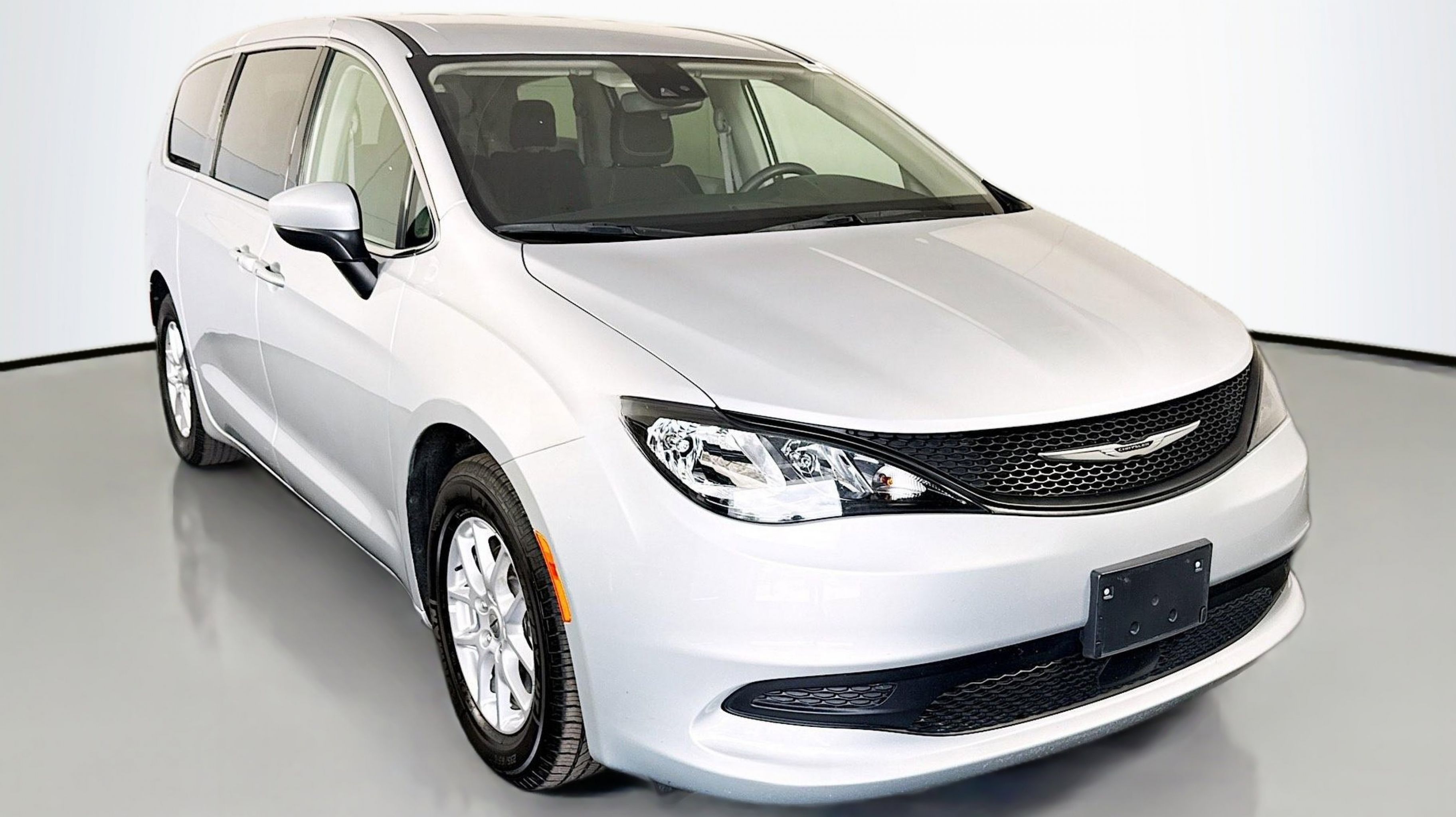 2023 Chrysler Voyager LX's photo