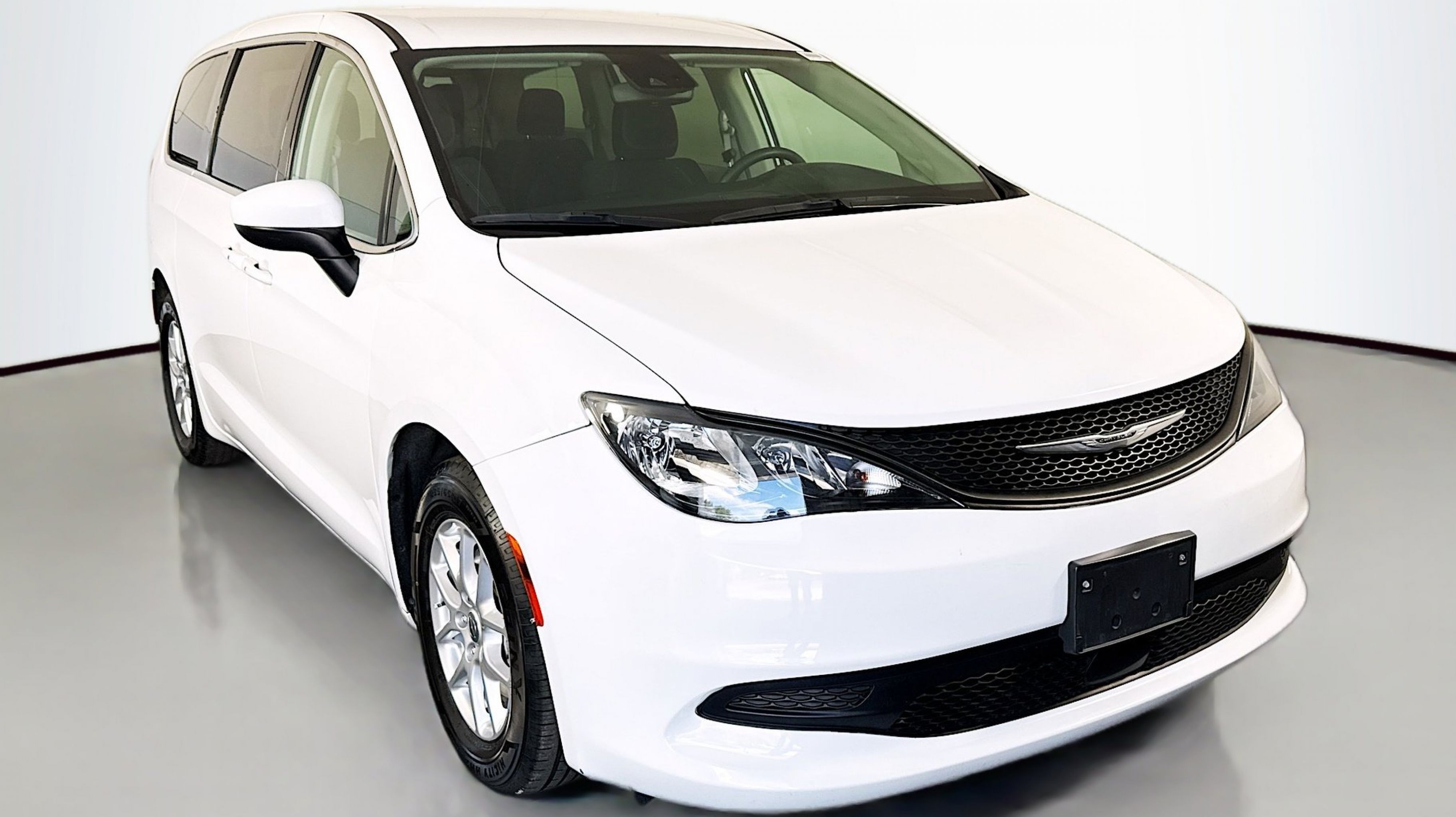2023 Chrysler Voyager LX's photo