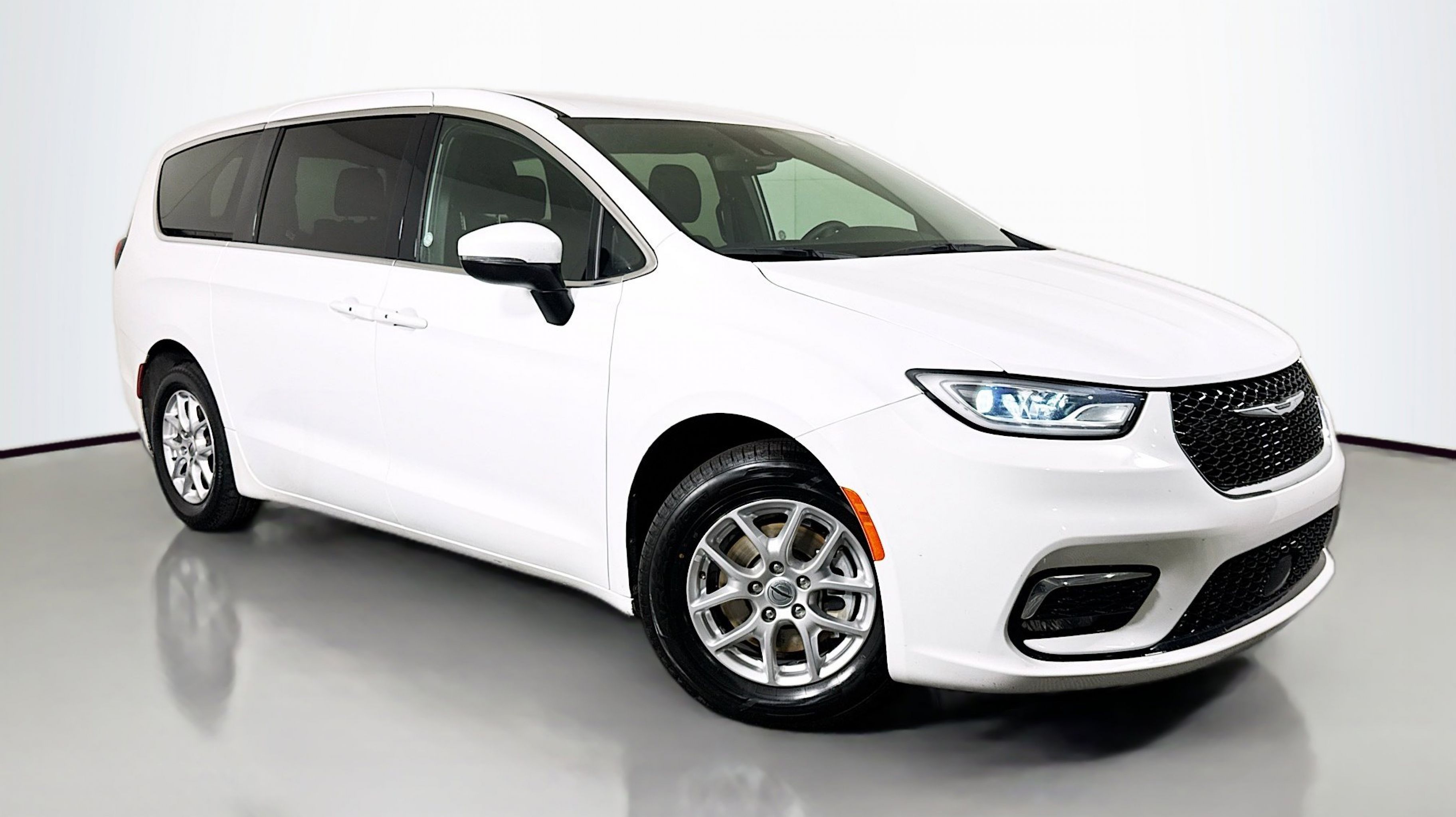 2023 Chrysler Pacifica Touring's photo
