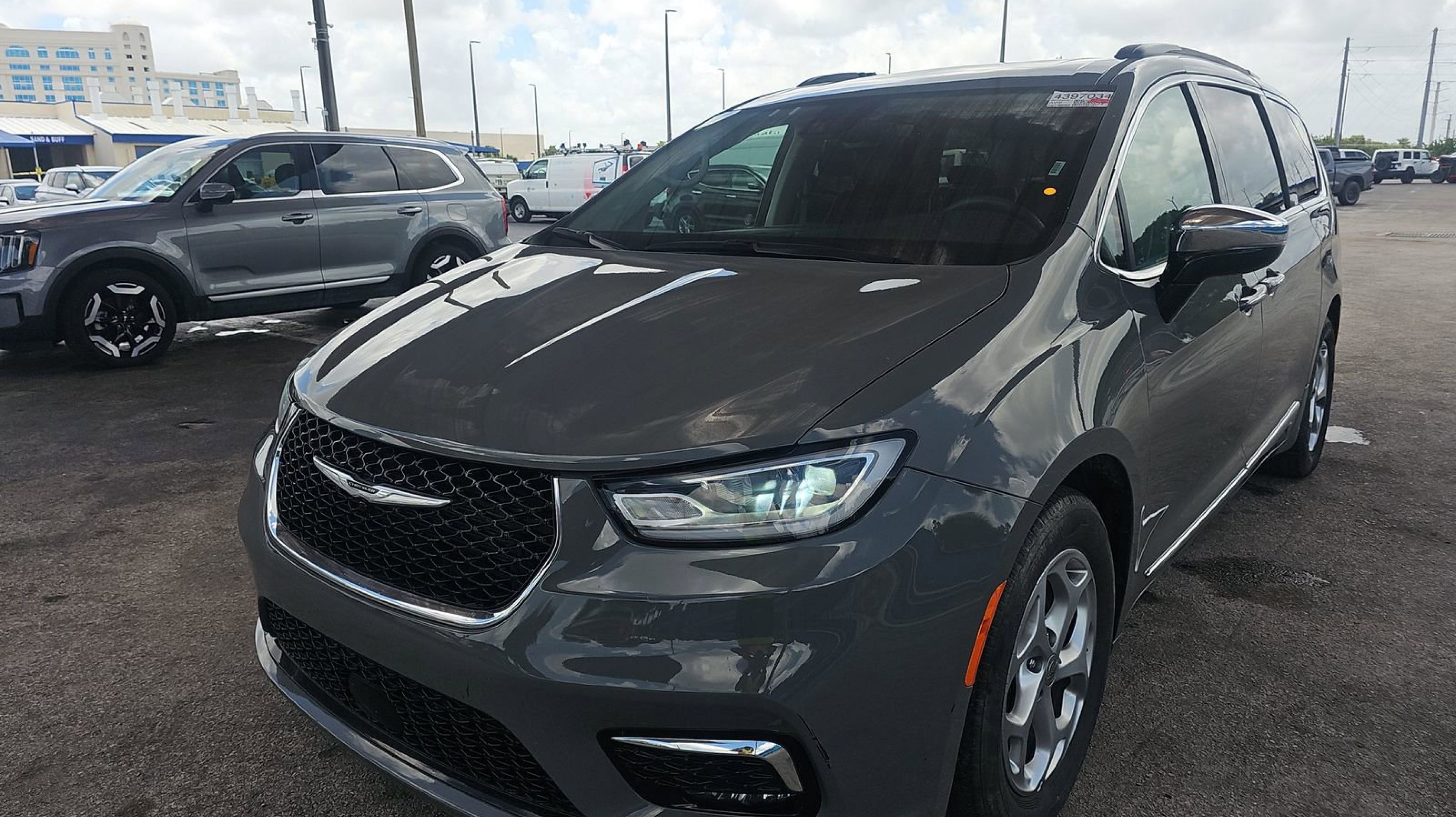 2023 Chrysler Pacifica Limited's photo