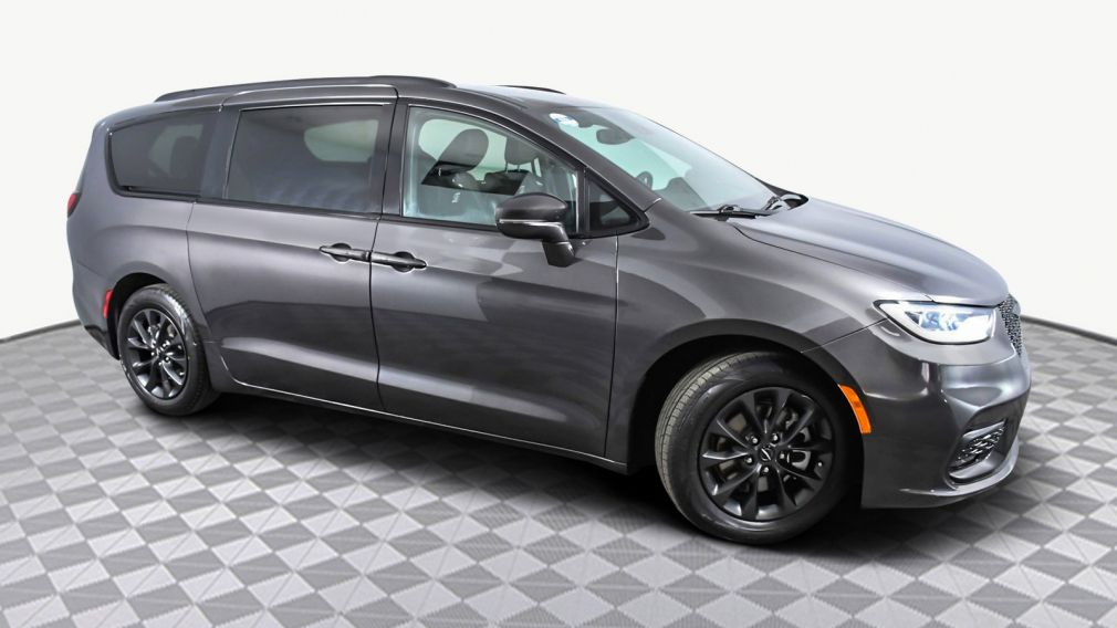 2021 Chrysler Pacifica Touring #0