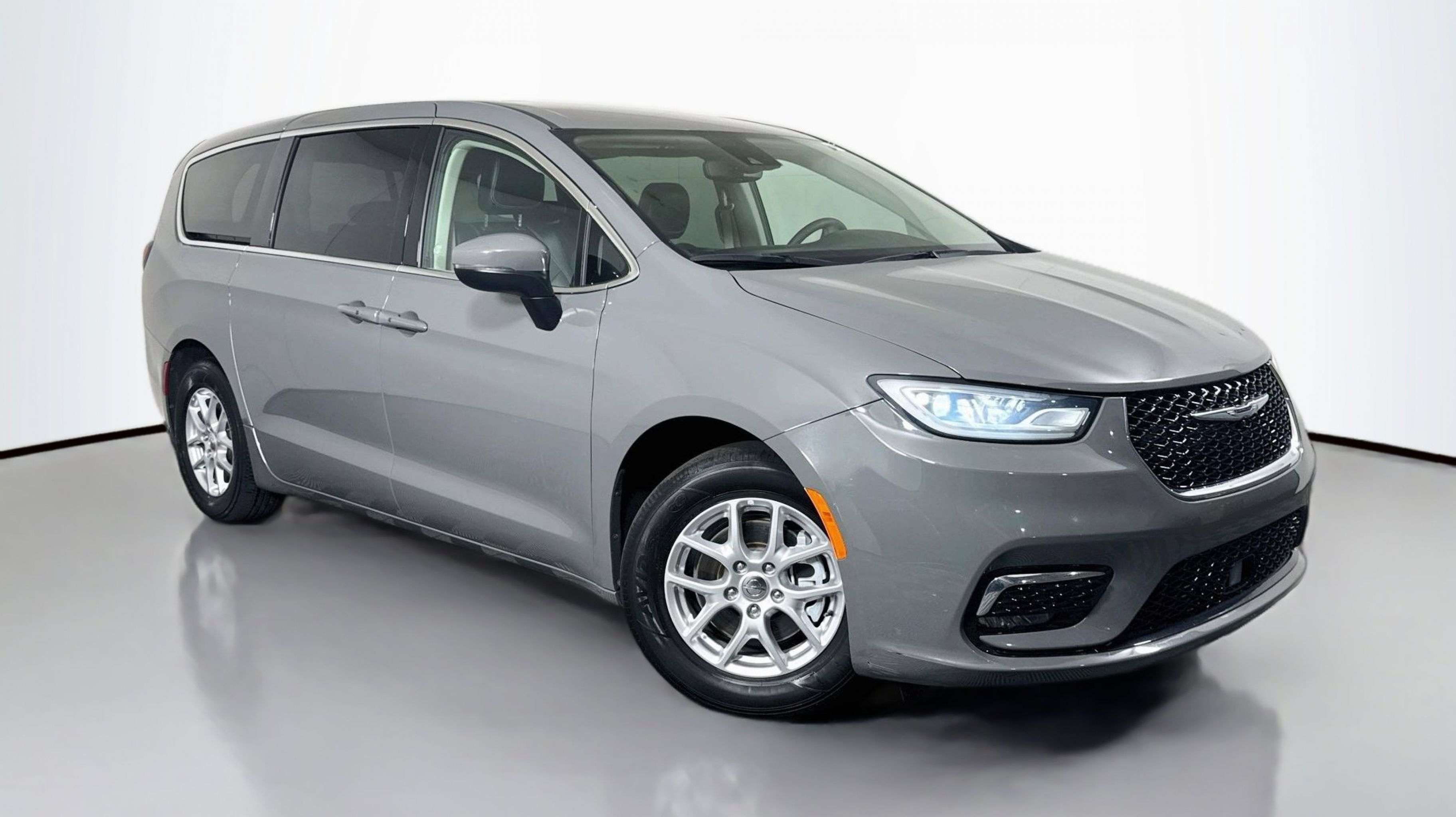 2023 Chrysler Pacifica Touring L's photo