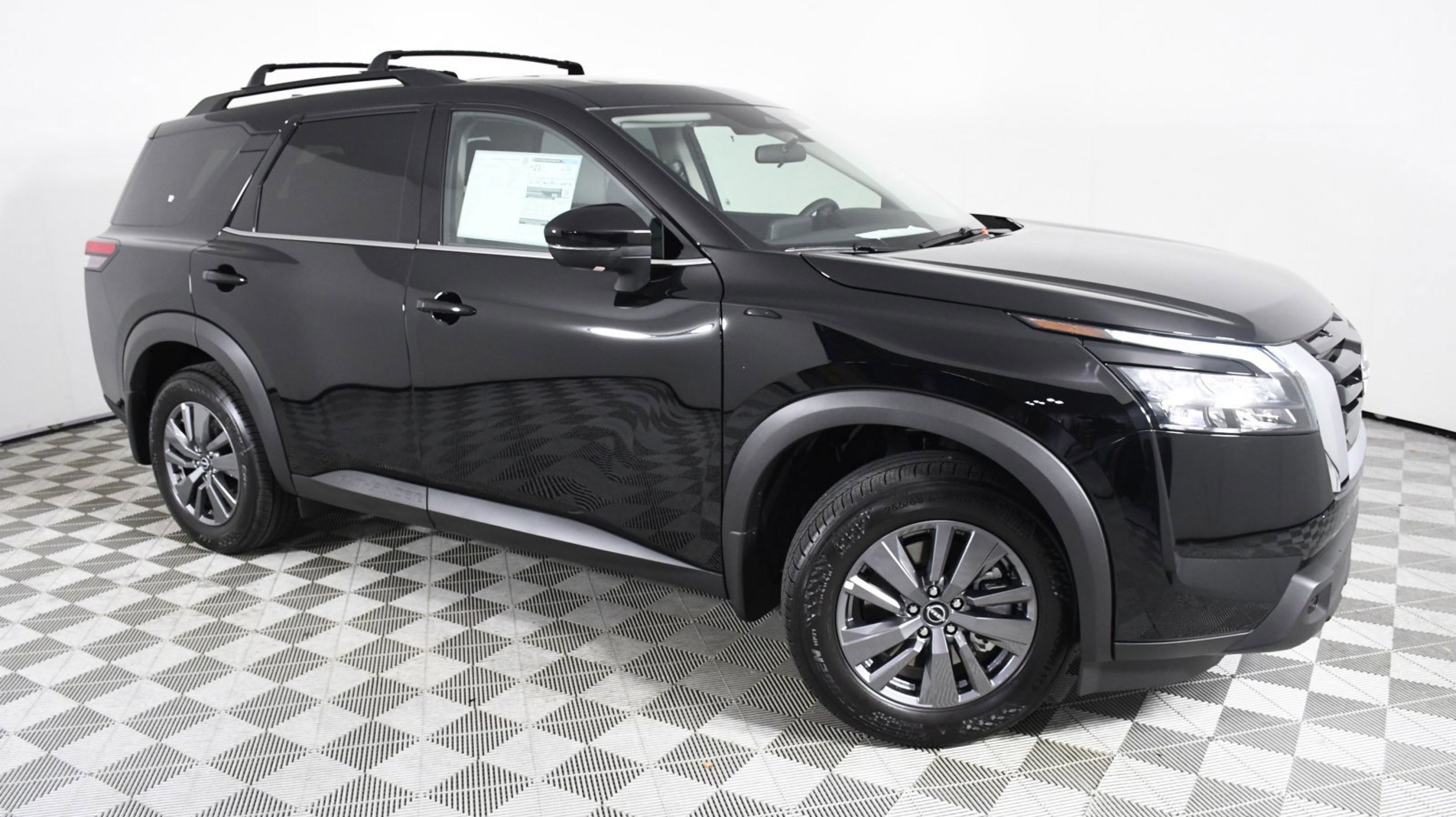 2024 Nissan Pathfinder SV's photo