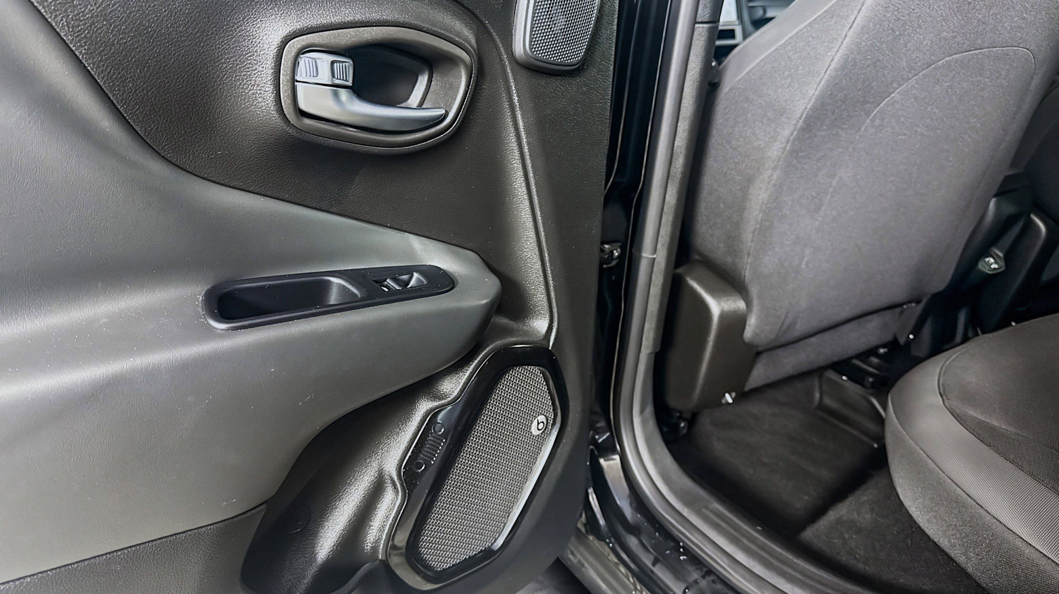 2018 Jeep Renegade Latitude North Edition photo 19