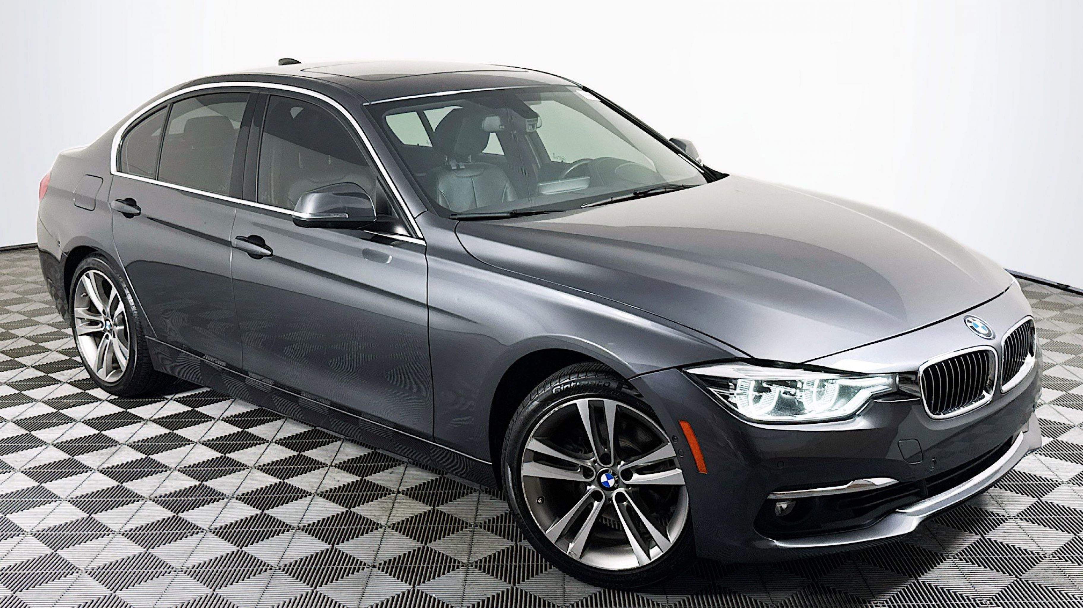 2018 BMW 3 Series 330i Sedan's photo