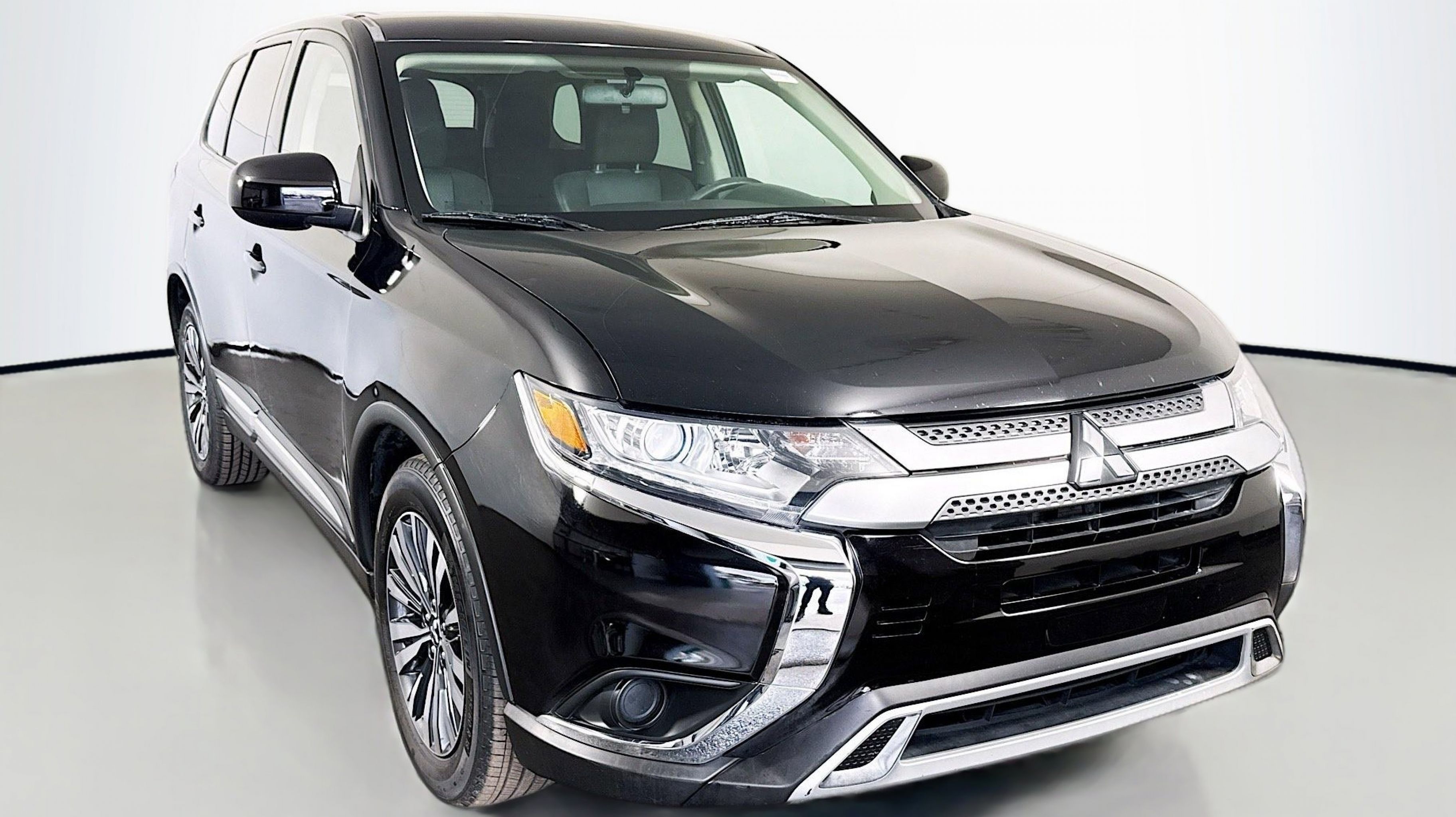 2020 Mitsubishi Outlander ES's photo