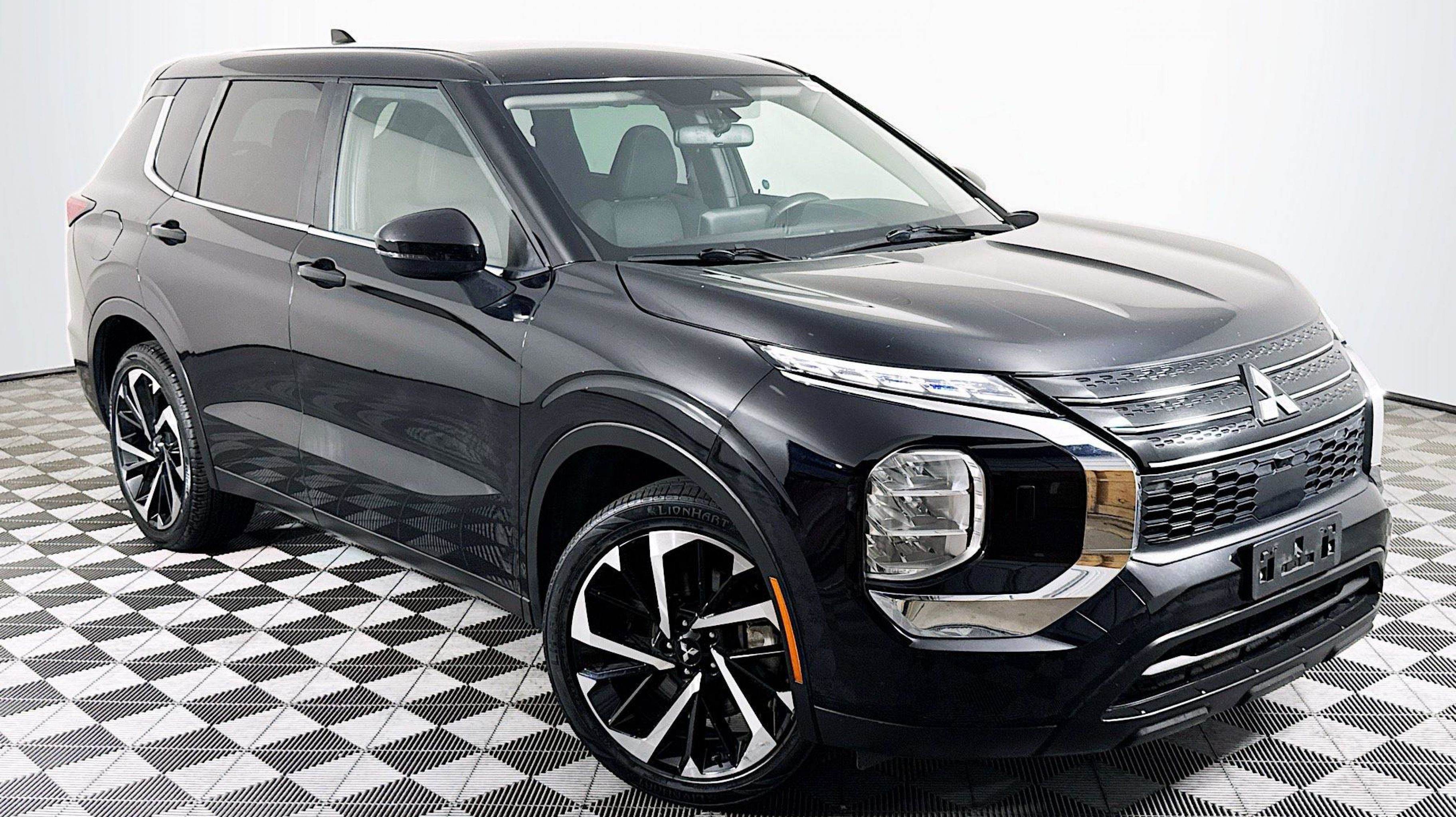 2022 Mitsubishi Outlander ES S-AWC's photo