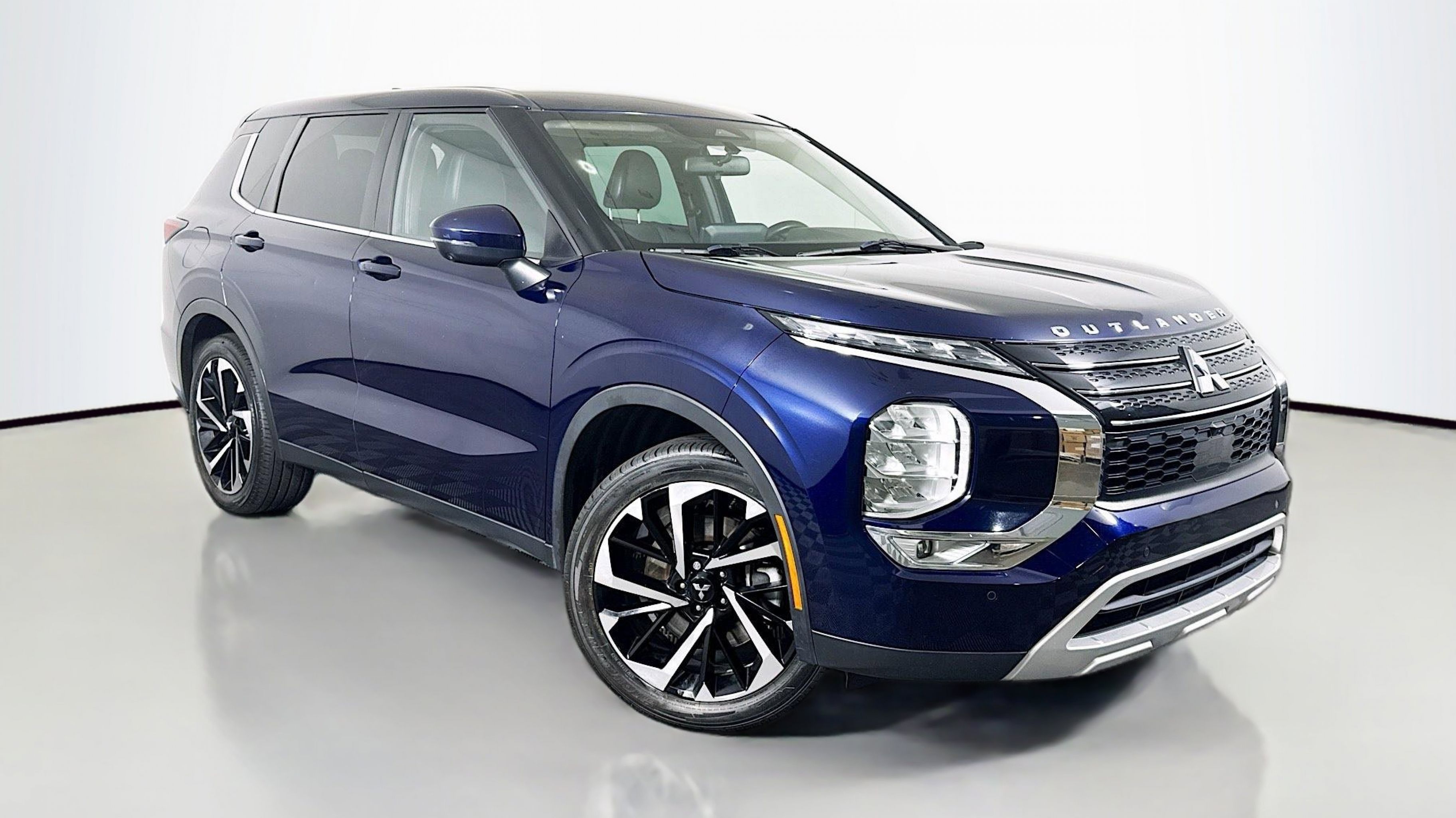 2022 Mitsubishi Outlander SE's photo