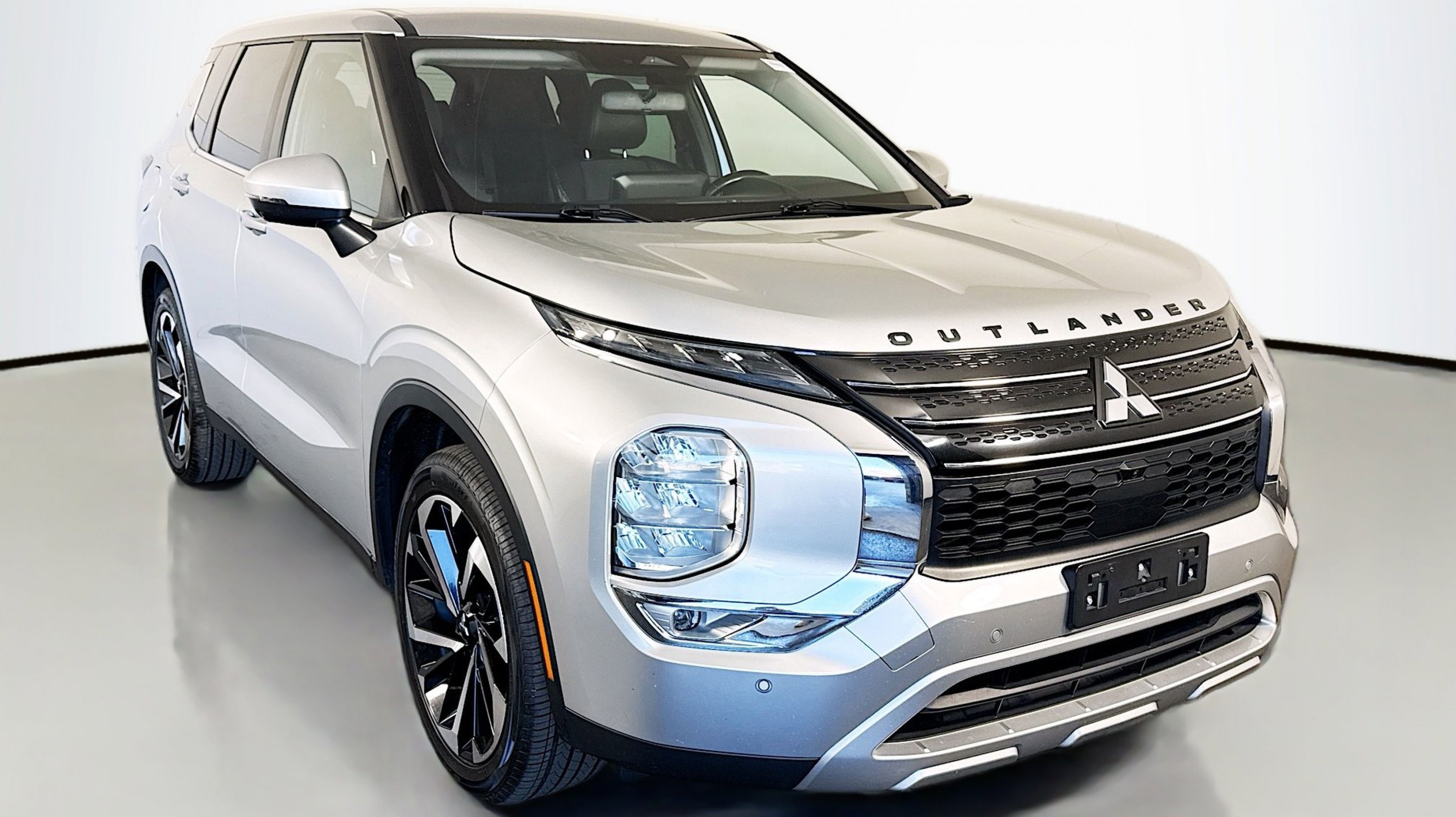 2022 Mitsubishi Outlander SE's photo